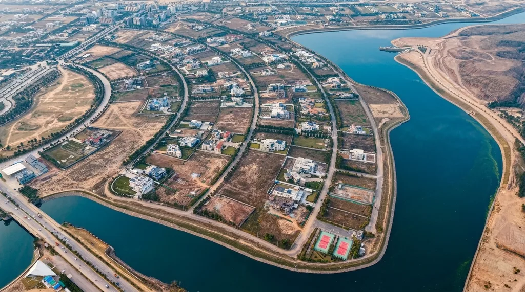 Pakistan's Largest Man-Made Residential Lake — Gulberg Greens Islamabad Aerial view of Gulberg Greens Islamabad man-made lake — residential blocks and curved roads surrounding Pakistan's largest residential waterfront